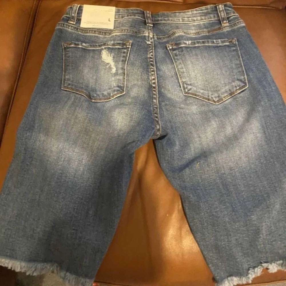 NWT! KanCan Distressed Bermudan shorts sz large - Picture 2 of 3
